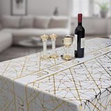 Toalha de mesa branca com detalhes em dourado